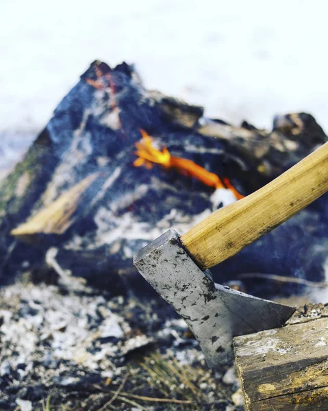 Kochen Frühstück auf einem Feuer in einem Zeltlager. — Stockfoto