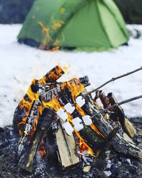 Cocinar desayuno.Cocinar el desayuno en un fuego en un campamento de campaña . —  Fotos de Stock