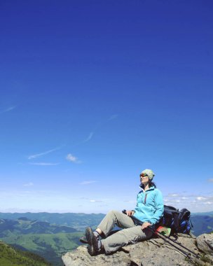 Hiking yaz. Hiking Çadır bir sırt çantası ile dağlarda yaz.