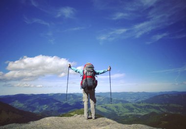 Hiking yaz. Hiking Çadır bir sırt çantası ile dağlarda yaz.