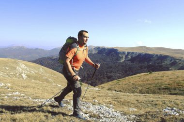 Hiking yaz. Hiking Çadır bir sırt çantası ile dağlarda yaz.