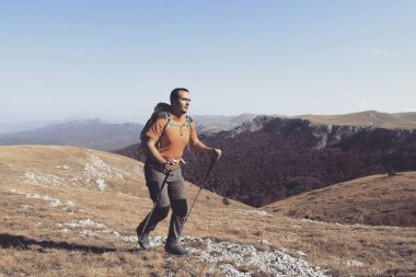 Hiking yaz. Hiking Çadır bir sırt çantası ile dağlarda yaz.