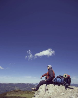 Hiking yaz. Hiking Çadır bir sırt çantası ile dağlarda yaz.