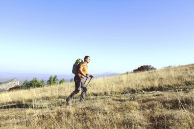 Hiking yaz. Hiking Çadır bir sırt çantası ile dağlarda yaz.