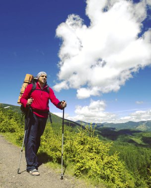 Hiking yaz. Hiking Çadır bir sırt çantası ile dağlarda yaz.