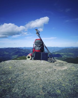 Hiking yaz. Hiking Çadır bir sırt çantası ile dağlarda yaz.