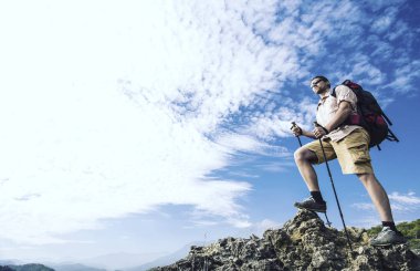 Hiking yaz. Hiking Çadır bir sırt çantası ile dağlarda yaz.
