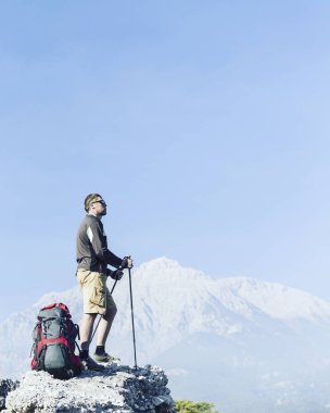 Hiking yaz. Hiking Çadır bir sırt çantası ile dağlarda yaz.
