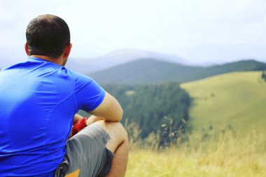 Hiking yaz. Hiking Çadır bir sırt çantası ile dağlarda yaz.