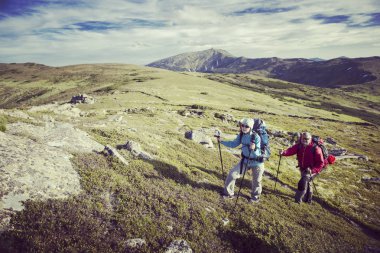 Hiking yaz. Hiking Çadır bir sırt çantası ile dağlarda yaz.