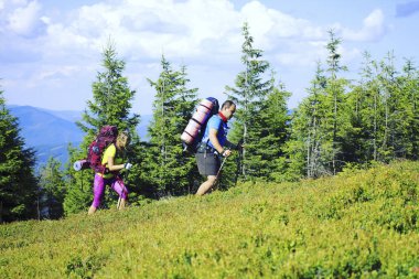 Hiking yaz. Hiking Çadır bir sırt çantası ile dağlarda yaz.