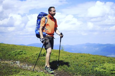 Hiking yaz. Hiking Çadır bir sırt çantası ile dağlarda yaz.
