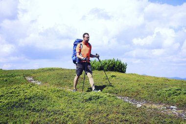 Hiking yaz. Hiking Çadır bir sırt çantası ile dağlarda yaz.