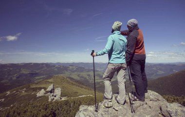 Hiking yaz. Hiking Çadır bir sırt çantası ile dağlarda yaz.