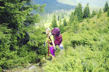 Hiking yaz. Hiking Çadır bir sırt çantası ile dağlarda yaz.