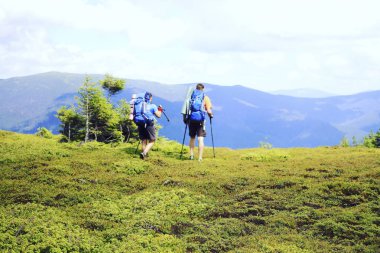 Hiking yaz. Hiking Çadır bir sırt çantası ile dağlarda yaz.