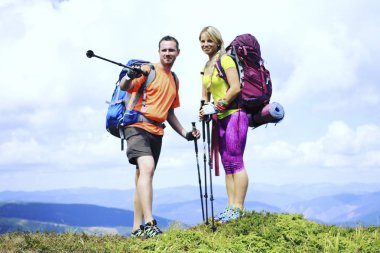 Hiking yaz. Hiking Çadır bir sırt çantası ile dağlarda yaz.