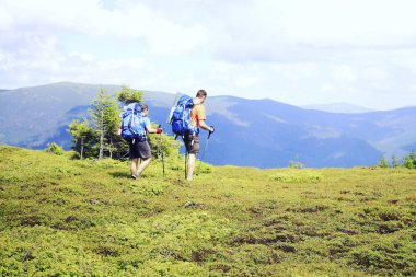 Hiking yaz. Hiking Çadır bir sırt çantası ile dağlarda yaz.