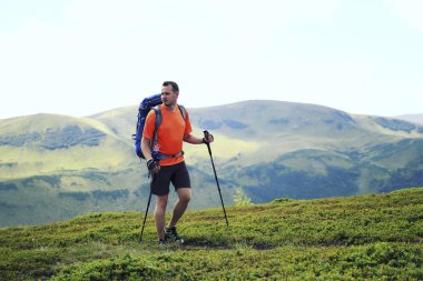 Hiking yaz. Hiking Çadır bir sırt çantası ile dağlarda yaz.