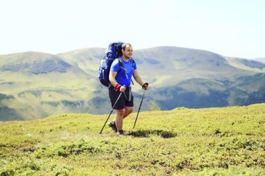 Hiking yaz. Hiking Çadır bir sırt çantası ile dağlarda yaz.