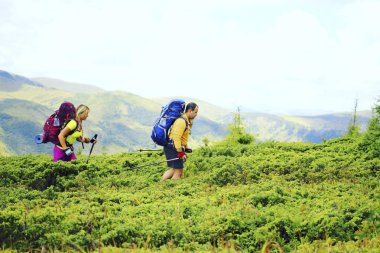 Hiking yaz. Hiking Çadır bir sırt çantası ile dağlarda yaz.
