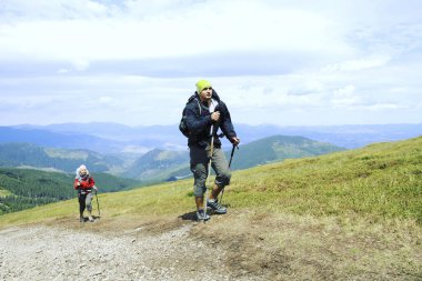 Hiking yaz. Hiking Çadır bir sırt çantası ile dağlarda yaz.
