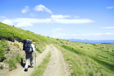 Hiking yaz. Hiking Çadır bir sırt çantası ile dağlarda yaz.