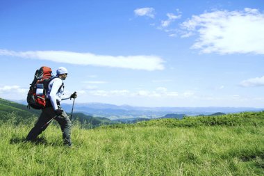 Hiking yaz. Hiking Çadır bir sırt çantası ile dağlarda yaz.