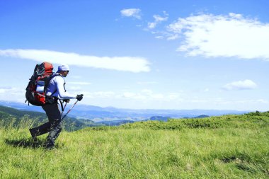 Hiking yaz. Hiking Çadır bir sırt çantası ile dağlarda yaz.