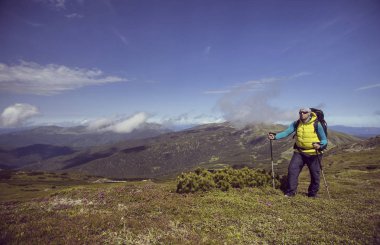 Hiking yaz. Hiking Çadır bir sırt çantası ile dağlarda yaz.