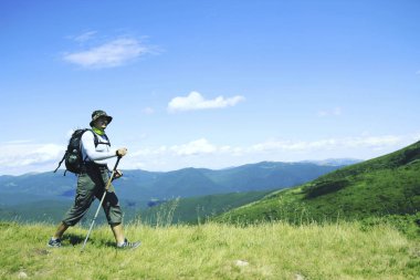 Hiking yaz. Hiking Çadır bir sırt çantası ile dağlarda yaz.