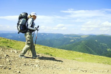 Hiking yaz. Hiking Çadır bir sırt çantası ile dağlarda yaz.