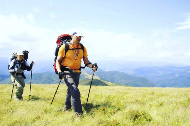 Hiking yaz. Hiking Çadır bir sırt çantası ile dağlarda yaz.