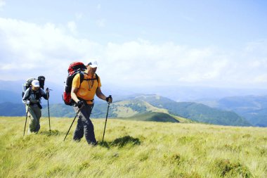 Hiking yaz. Hiking Çadır bir sırt çantası ile dağlarda yaz.