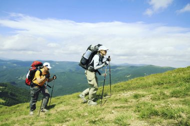 Hiking yaz. Hiking Çadır bir sırt çantası ile dağlarda yaz.