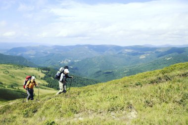Hiking yaz. Hiking Çadır bir sırt çantası ile dağlarda yaz.