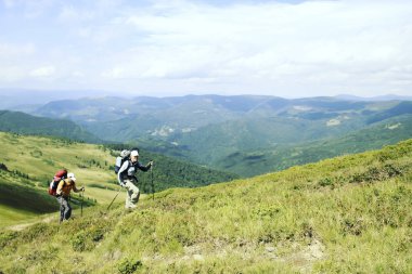 Hiking yaz. Hiking Çadır bir sırt çantası ile dağlarda yaz.