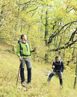 Hiking yaz. Hiking Çadır bir sırt çantası ile dağlarda yaz.