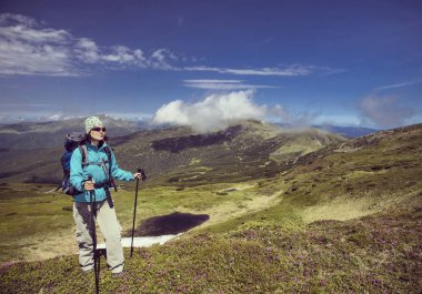 Hiking yaz. Hiking Çadır bir sırt çantası ile dağlarda yaz.