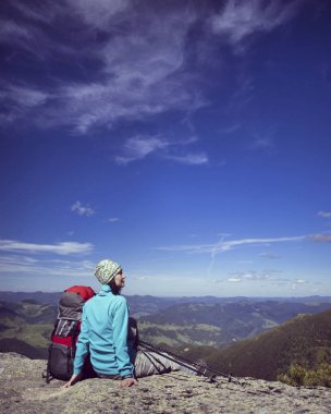 Hiking yaz. Hiking Çadır bir sırt çantası ile dağlarda yaz.