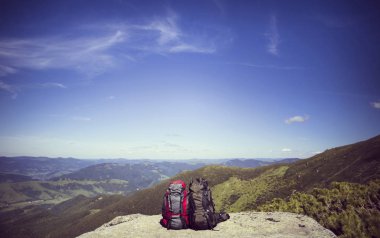 Hiking yaz. Hiking Çadır bir sırt çantası ile dağlarda yaz.