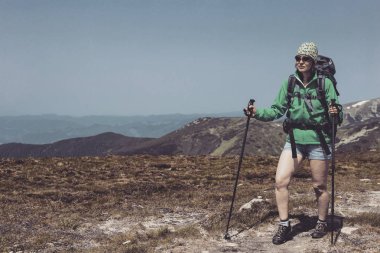 Hiking yaz. Hiking Çadır bir sırt çantası ile dağlarda yaz.