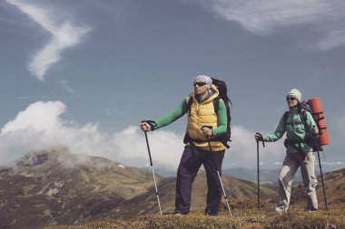 Hiking yaz. Hiking Çadır bir sırt çantası ile dağlarda yaz.