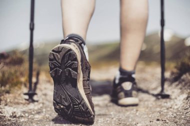 Hiking yaz. Hiking Çadır bir sırt çantası ile dağlarda yaz.