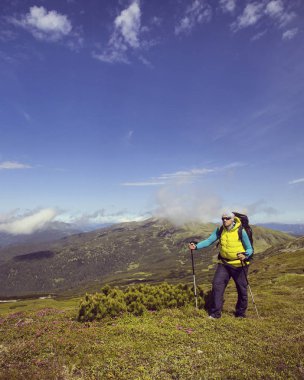Hiking yaz. Hiking Çadır bir sırt çantası ile dağlarda yaz.