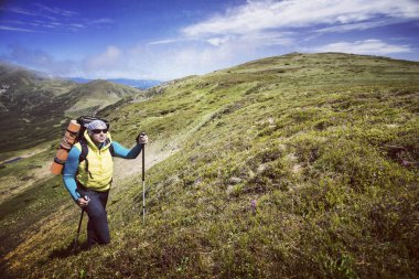Hiking yaz. Hiking Çadır bir sırt çantası ile dağlarda yaz.
