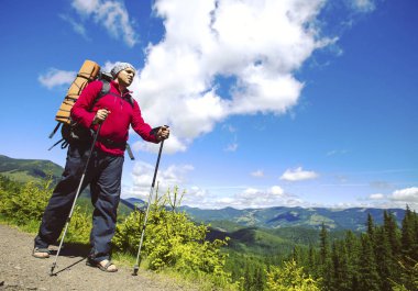 Hiking yaz. Hiking Çadır bir sırt çantası ile dağlarda yaz.