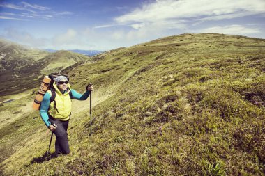 Hiking yaz. Hiking Çadır bir sırt çantası ile dağlarda yaz.