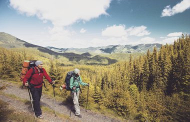 Hiking yaz. Hiking Çadır bir sırt çantası ile dağlarda yaz.