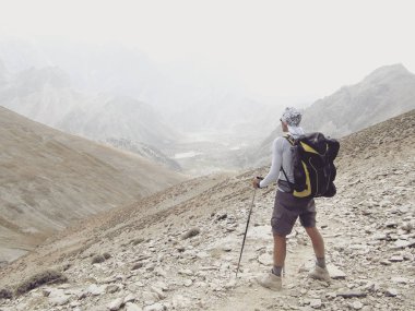 Hiking yaz. Hiking Çadır bir sırt çantası ile dağlarda yaz.